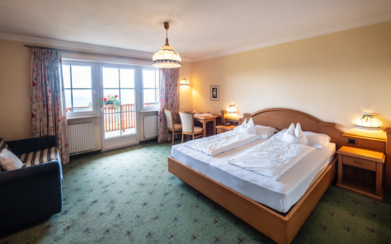 Komfortdoppelzimmer Südtiroler Stil Komfortdoppelzimmer Südtiroler Stil