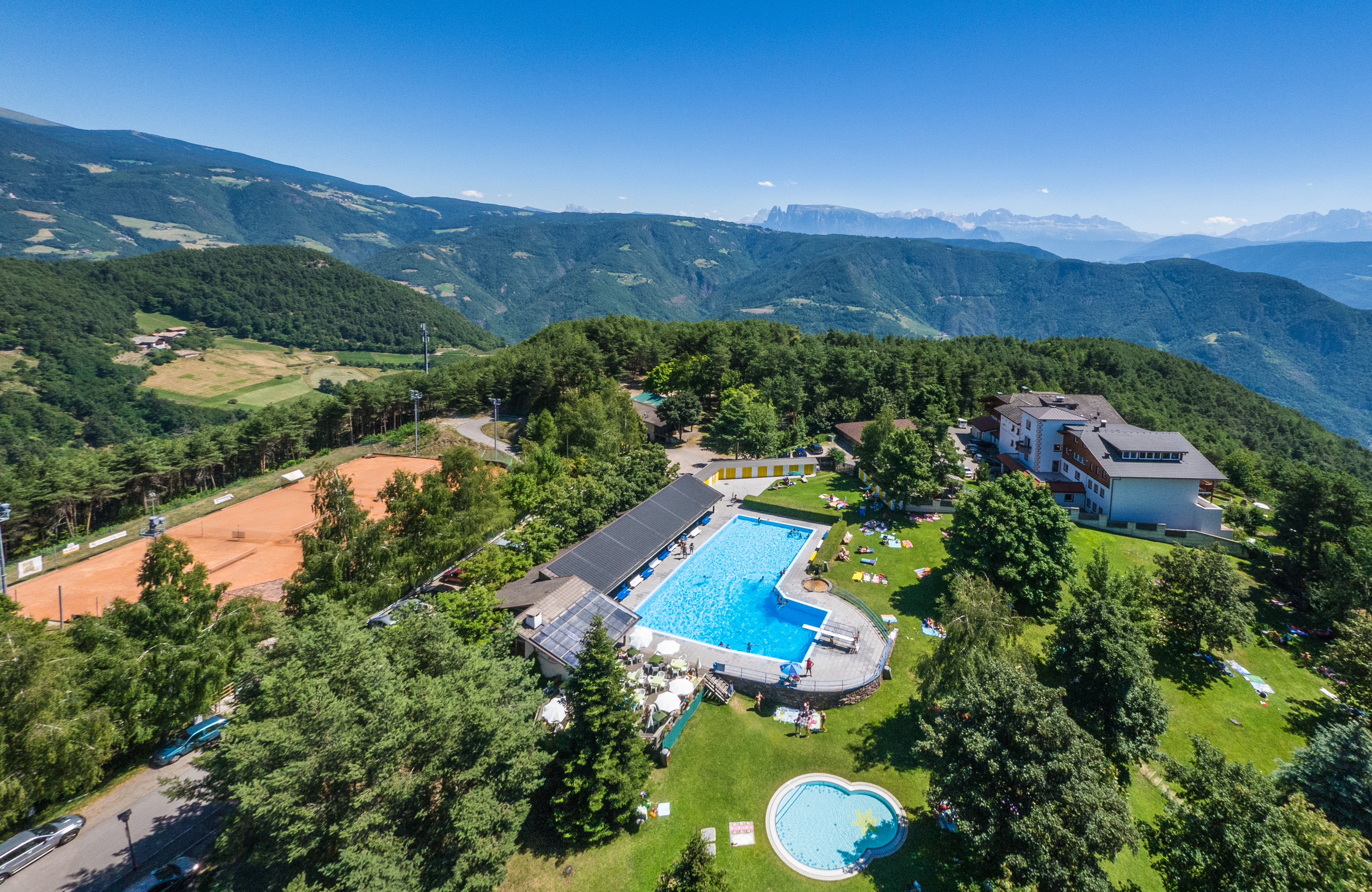 Piscina all’aperto_San Genesio_König_Laurin